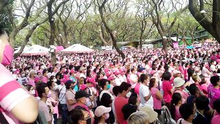 Celebrity singer Bituin Escalante sings the national anthem. The “Pink Sunday” Quezon City rally