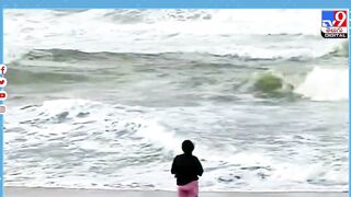 బీచ్‌లో బంగారం దొరుకుతుందట..| Gold Coming Out From Sea at Uppada Beach - TV9 Digital