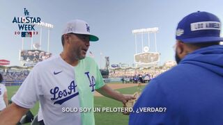 Hanging with Andre Ethier on the field at Celebrity Softball! | La Vida Más Fina