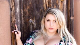 CURVY Models Plus Size // Traveling Hoppy Wiki, Height, Age, Family, Facts, Net Worth