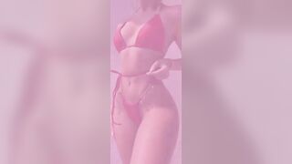 Duelo de Colores: Bikinis Rojos vs. Amarillos ¿Cuál crees que hace resaltar mejor las curvas?