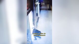 LADRÃO DE CALCINHA: Um homem furtou lingerie de um manequim em um sex shop de Paiçandu.
