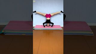 Can you repeat this Viral trend?#shorts#handschallenge#viralvideo#stretching#split#headstand