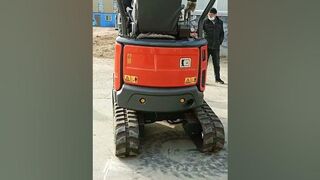 Today I'm sharing with you a very flexible mini excavator that is highly manoeuvrable!
