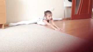 Girl Gymnast Alina????‍♀️Home Stretching and Flexibility Lesson /23.04.2023/