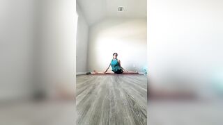 Stretching and twisting practice #yoga #hanumanasana #monkeypose #stretchingworkout #ytshorts #video