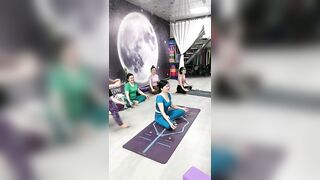 Khi đóng 1 năm học phí Yoga, học viên sẽ nhận được gì? Yoga hài hước, vui nhộn #shorts