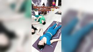 Khi đóng 1 năm học phí Yoga, học viên sẽ nhận được gì? Yoga hài hước, vui nhộn #shorts